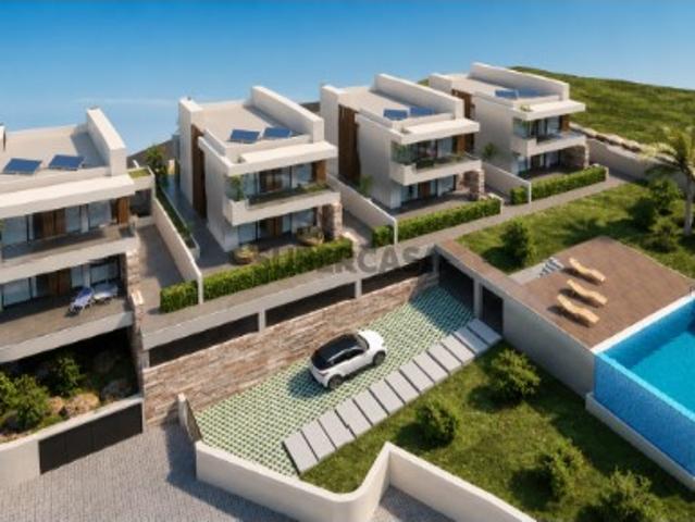Moradia independente T3 inserida em condomínio com piscina