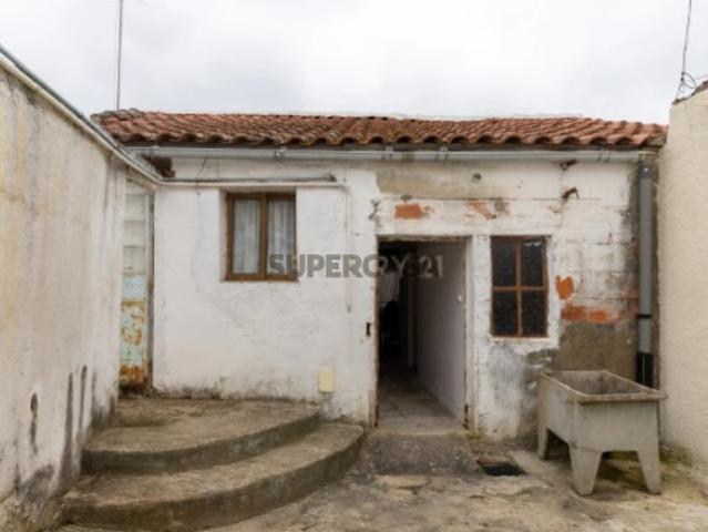 Moradia Independente T1 + 1 à Venda com logradouro de 42m2 Oportunidade de Investimento