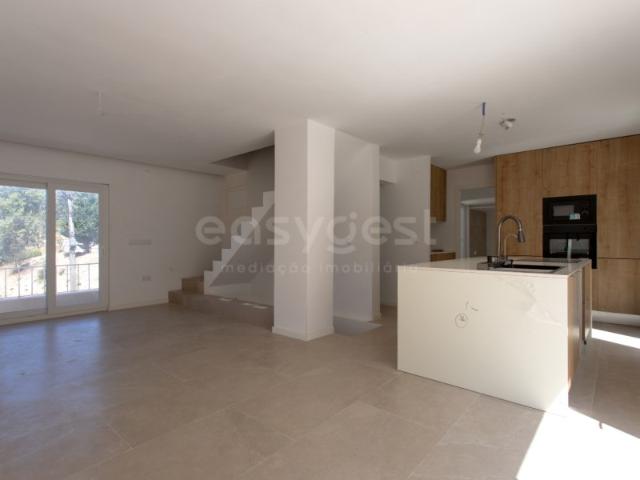 Moradia Independente T3+1, totalmente Remodelada, com Jardim, Garagem e Excelente Localização junto ao Arena Shopping