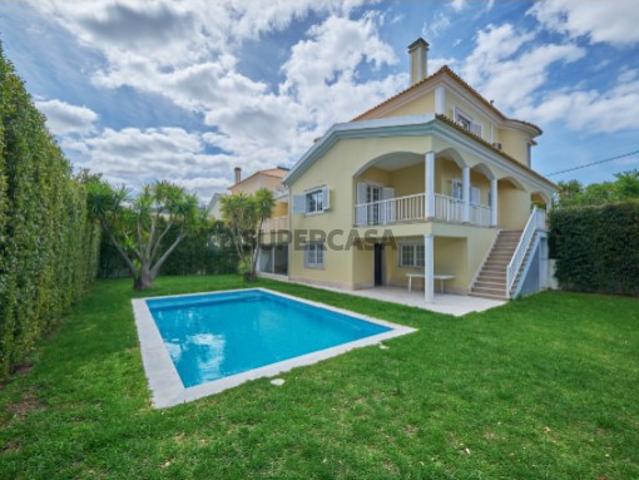 Moradia Independente T4+1 com Garagem, Piscina e Lote de 600 m² em Marisol