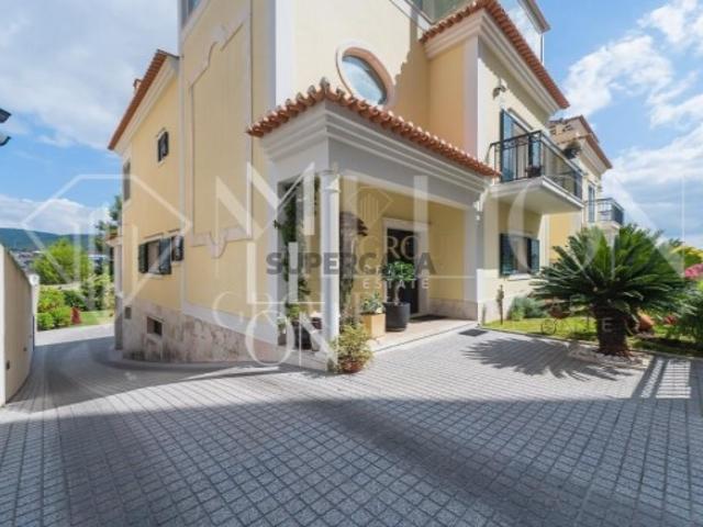 Moradia independente T4 + 1 com 3 suites, garagem e jardim na Quinta da Piedade
