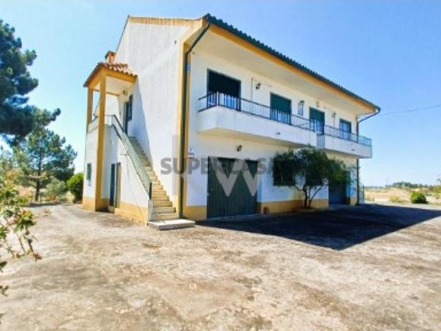 Moradia independente T4 com 476m2 e terreno 1,12ha em S. Pedro de Tomar