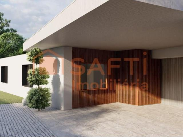 Moradia Independente, T4 com Cave, Garagem e Piscina, Em Ca. 458m² Campo