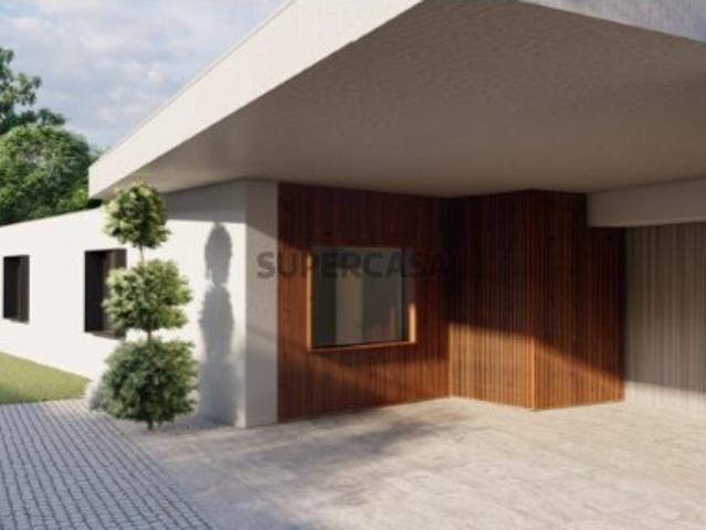 Moradia Independente, T4 com Cave, Garagem e Piscina, Em Campo, Viseu