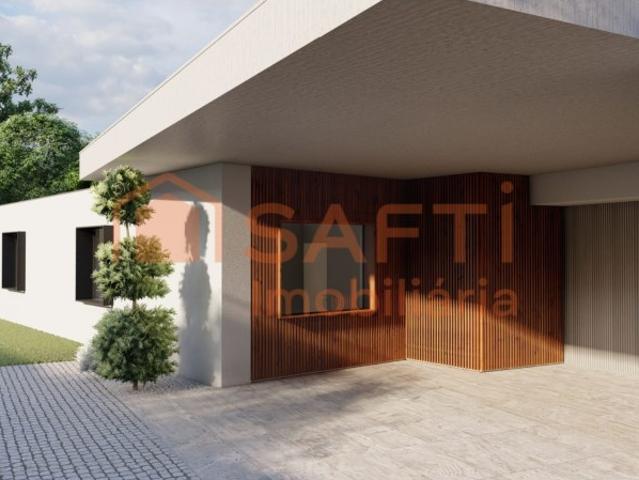 Moradia Independente, T4 com Cave, Garagem e Piscina, Em Campo, Viseu