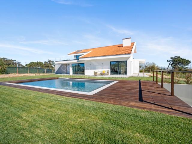 Moradia independente T4 com jardim e piscina e vista mar em Sintra