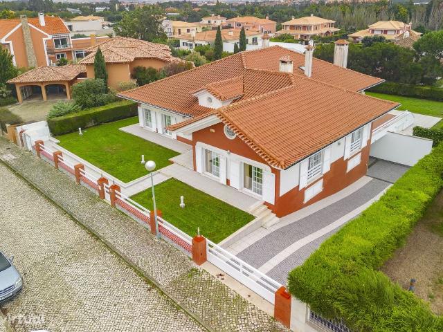 Moradia independente T4, que une o luxo e o conforto, na Quinta da Bel