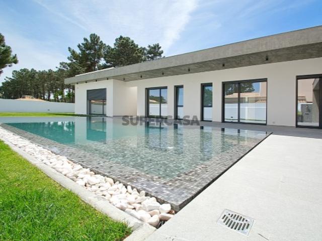 Moradia Independente T5 com 4 Suites e Piscina de 50 m2
