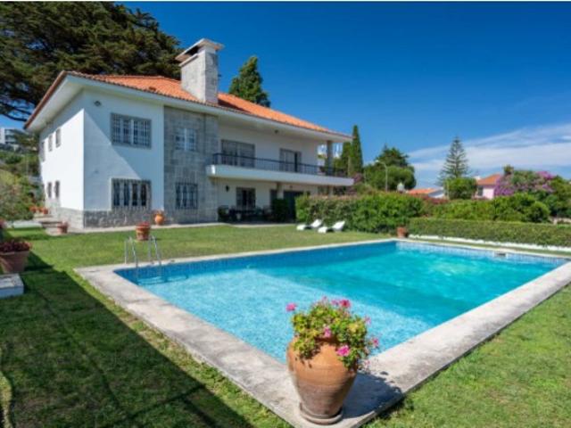 Moradia independente T5 com piscina e vista mar em Caxias