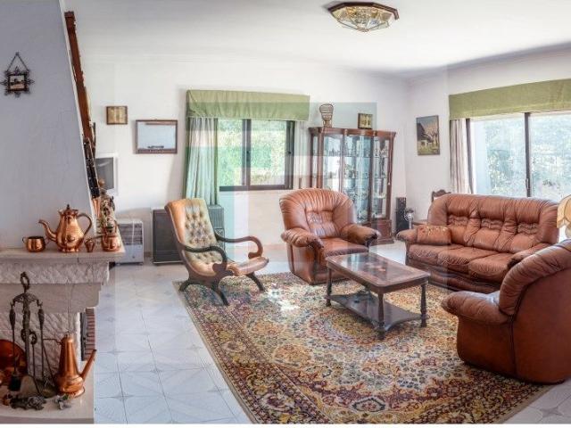 Moradia Independente T6 com Piscina, Garagem e Aproveitamento Total.