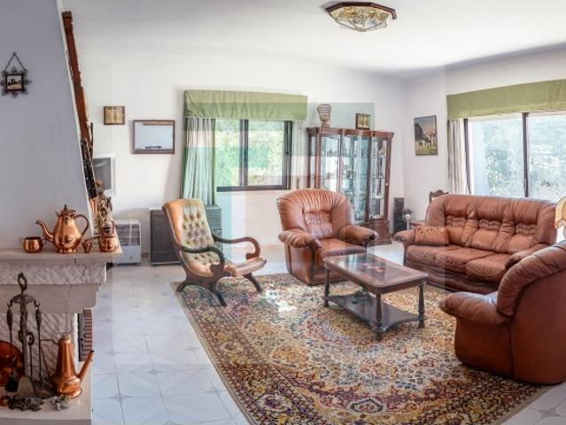 Moradia Independente T6 com Piscina, Garagem e Aproveitamento Total do Sótão Zona Central de Fernão Ferro