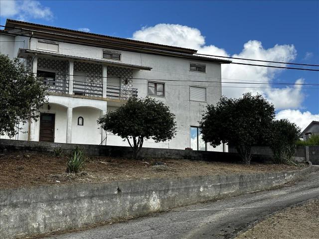 Moradia Independente T6 com Piscina e Amplo Terreno Venda de Galizes