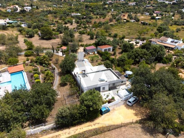 Moradia independente totalmente remodelada com piscina, localizada no Laranjeiro, em Moncarapacho