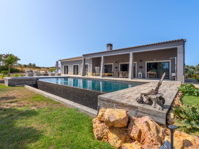 Moradia independente V3 +1 | Piscina, Garagem e Sustentabilidade Elevada| Lagoa