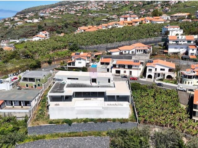 Luxuosa Moradia Independente com Tecnologia Avançada Madeira