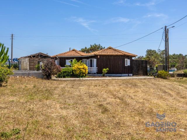 Moradia independente com amplo terreno e privacidade junto à. 74m² Tornada e Salir do Porto