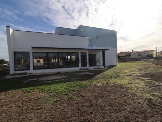 MORADIA INDEPENDENTE COM ESPAÇO COMERCIAL TOCHA