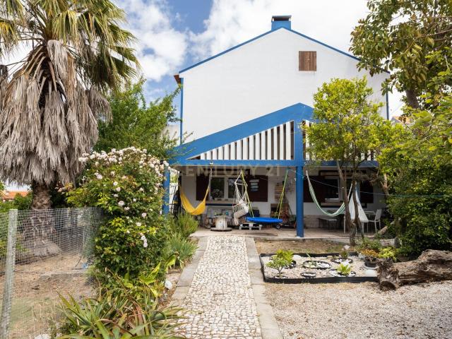 Moradia Independente com espaçoso terreno, na Rua Manuel Cândido, na Quinta do Anjo