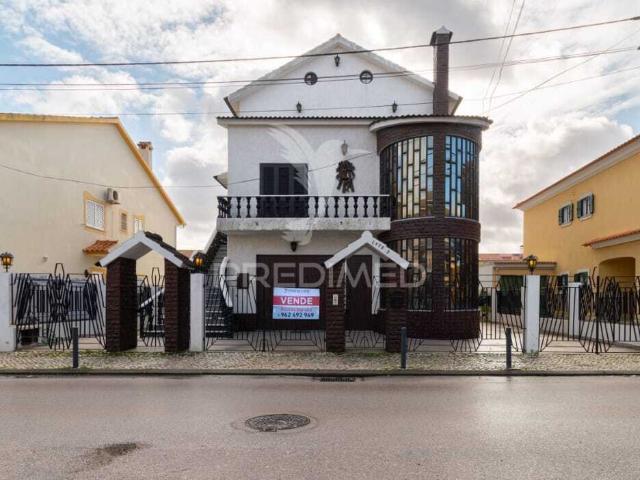 Moradia Independente com Piscina Quinta do Conde Sesimbra 609.000 eur