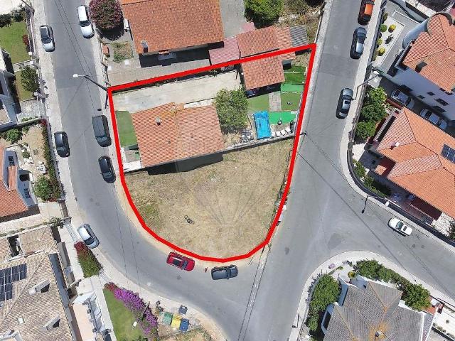 Moradia independente e Terreno para venda na Rua Maestro Tav. 143m² Carcavelos e Parede