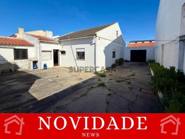 Moradia independente em Atouguia da Baleia