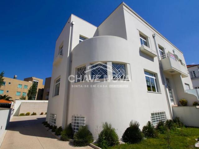Moradia Independente na Avenida Marechal Gomes da Costa Po. 242m² Porto