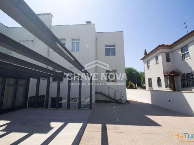 Moradia Independente na Avenida Marechal Gomes da Costa Porto | 26073780709