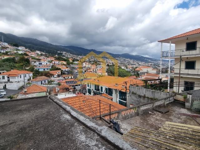 Moradia Independente no Caminho da Ladeira, Santo António