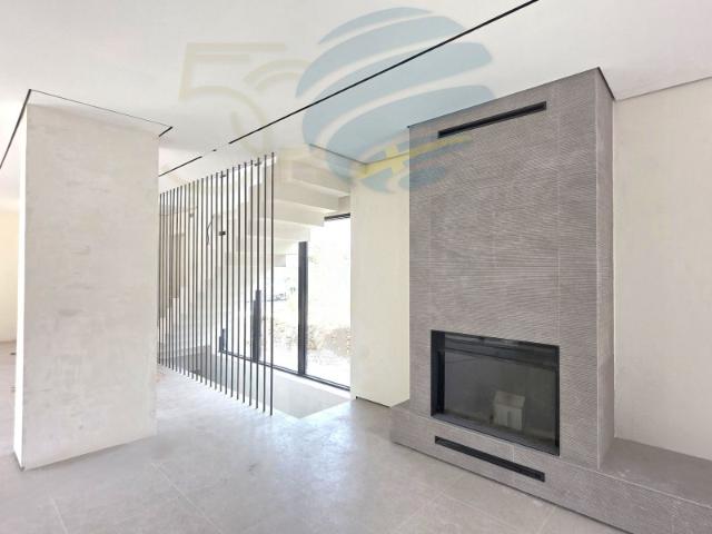 Moradia independente nova, de estilo nórdico contemporâneo, situada numa zona tranquila de Cascais