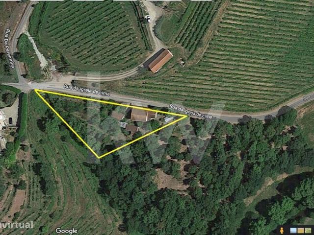 Moradia independente para reabilitar inserida num terreno de 1008m2