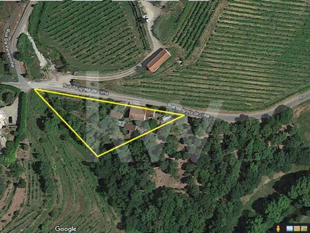 Moradia independente para reabilitar inserida num terreno de 1008m2