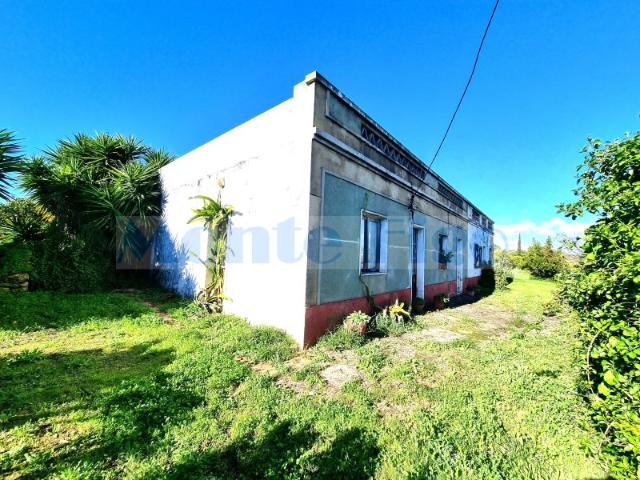 Moradia Independente perto da praia com Enorme Potencial em Zona Privilegiada