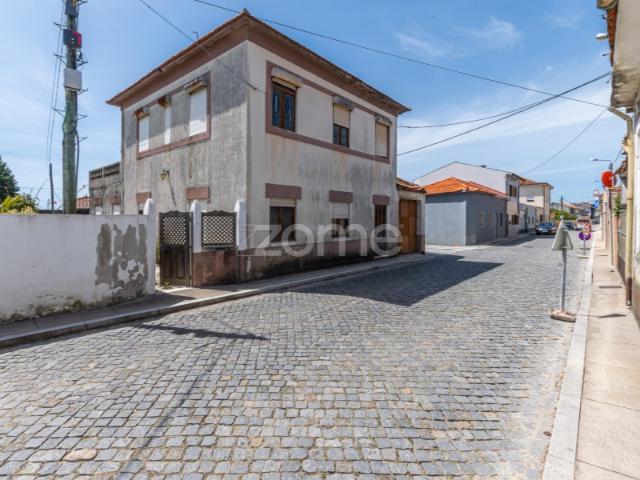 Moradia individual 335m² com terreno 432m² para recuperar em Lavra