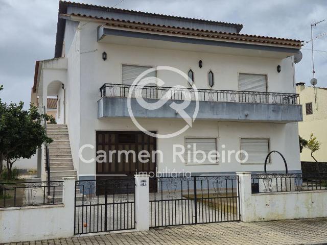Moradia individual de 2 pisos com excelentes áreas em Santo. 119m² Sousel