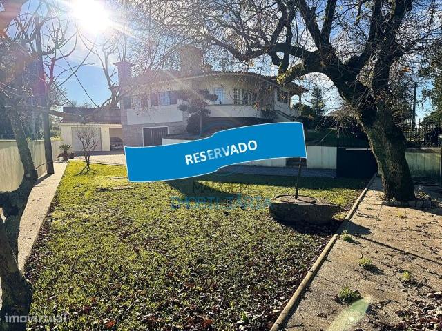 Moradia individual no Louro, T3+T2, com alpendre, garagem e jardim