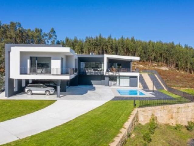 Moradia individual T3, com arquitectura contemporânea  Composta por rés do chão e andar  578m2 de área bruta de construção  Lote com 1.824m2