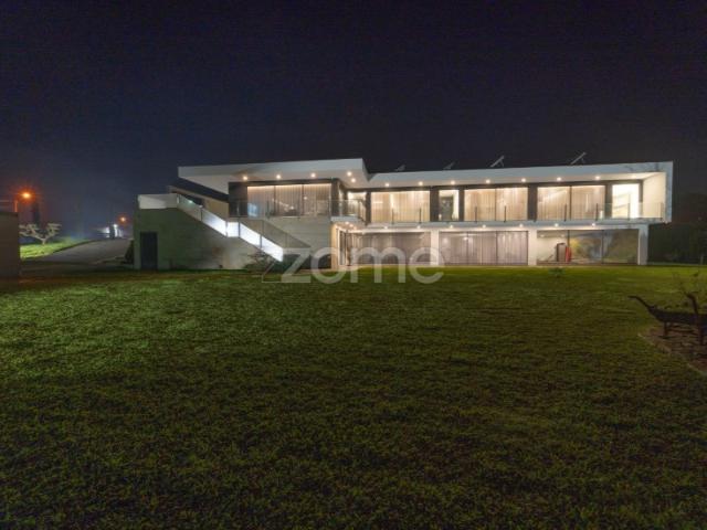 Moradia individual T4 com piscina interior de água aquecida