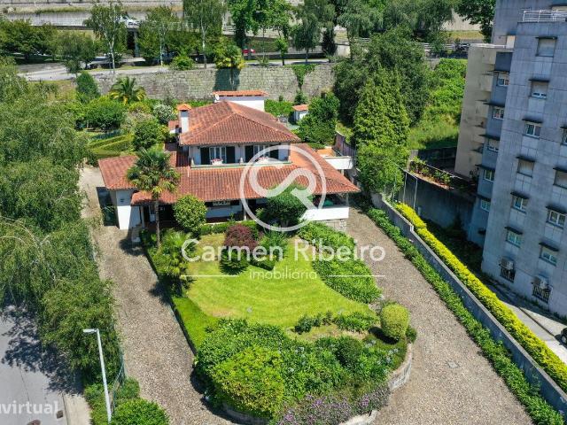 Moradia individual T4 com 3 pisos e piscina no Salgueiral Creixomil