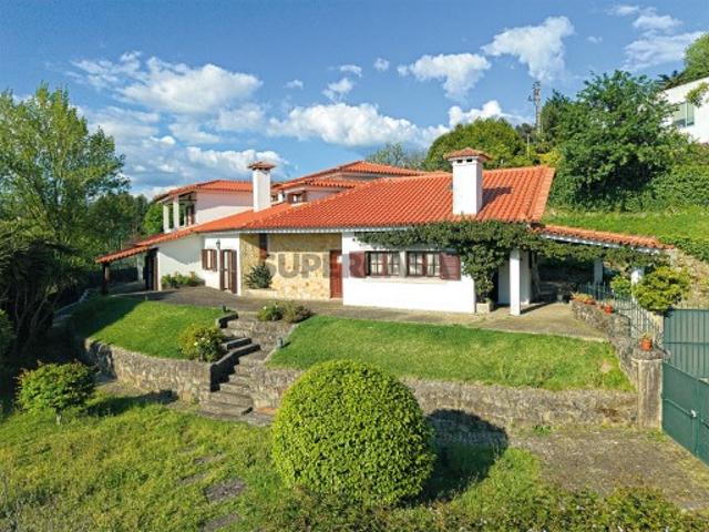 Moradia individual T4 em lote com 1396m2, localizada em Tenões na Encosta do Bom Jesus em Braga