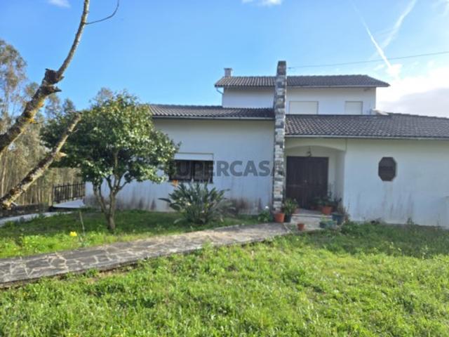 Moradia individual T 3+1, cave 180 m2, rés do chão 214 m2 e o terreno 1600 m2. Localização privilegiada, está integrada numa zona consolidada em construção nova, bons acessos às vias rápidas, serviços e uma boa zona verde