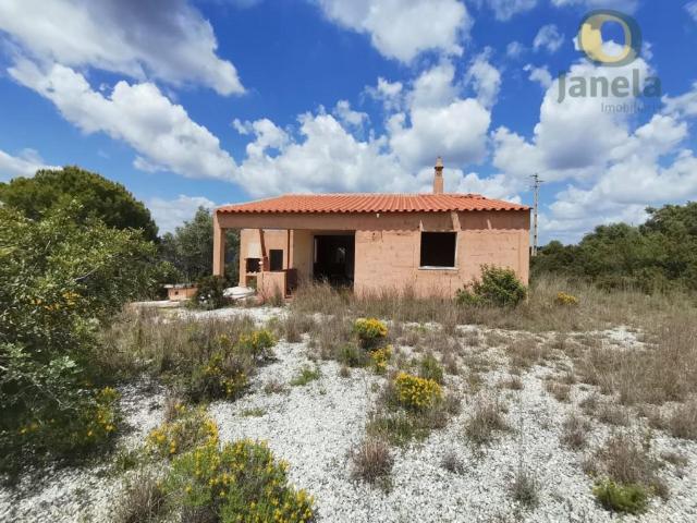 Moradia inserida em terreno com 5.000 m2, com vista mar e se. 107m² Santa Bárbara De Nexe