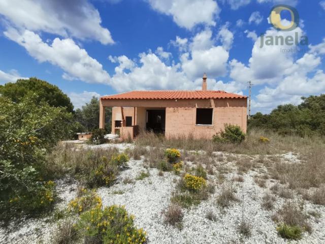 Moradia inserida em terreno com 5.000 m2, com vista mar e serra