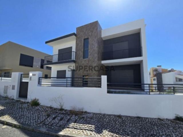Moradia Isol. T5, c/Cave e Garagem, Qta. Alembrança Almada