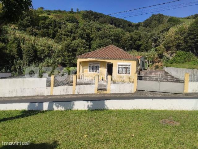 Moradia Isolada c/ Armazm com licena para oficina automvel