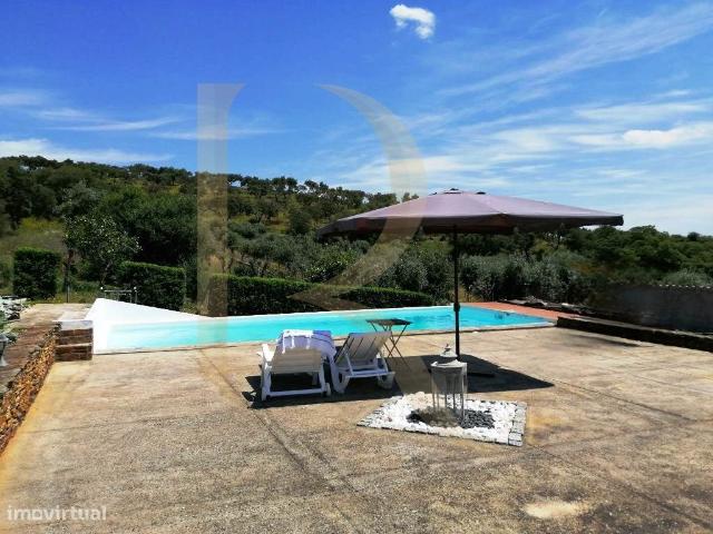 Moradia isolada com garagem, piscina e anexo em Hortinhas Alandroal