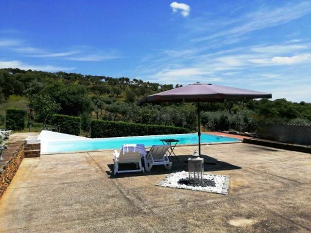 Moradia isolada com garagem, piscina, anexo e furo em Hortinhas Alandroal