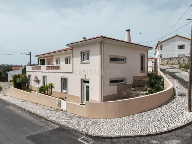 Moradia isolada com jacuzzi, jardim e garagem Nadadouro, L. 229m² Nadadouro