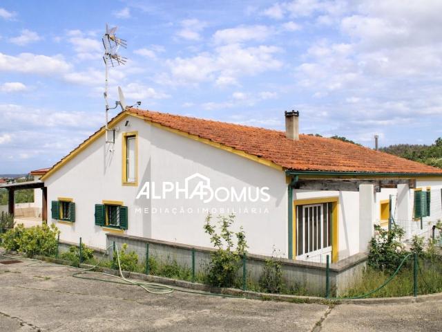 Moradia isolada com piscina, anexo e terreno, em Barosa