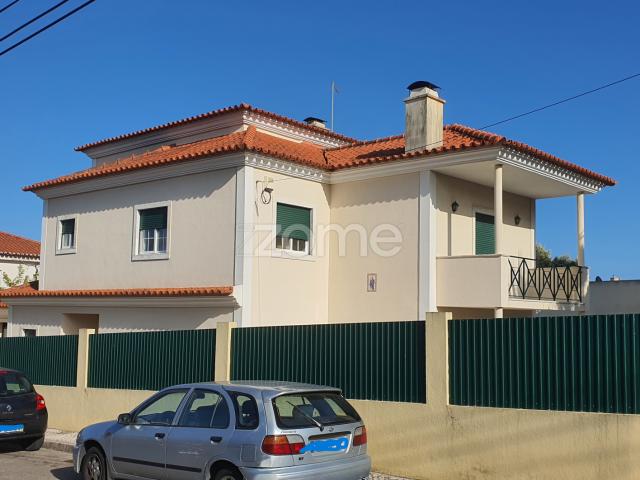 Moradia Isolada com piscina e bastante soalheira