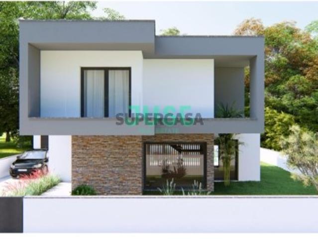 Moradia isolada com piscina e garagem na Aroeira